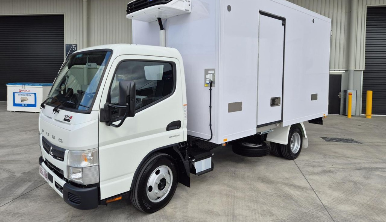 Mitsubishi Fuso Canter freezer truck1